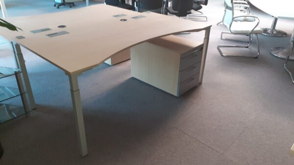 Steelcase Schreibtisch  180×80 ahorn-alu
